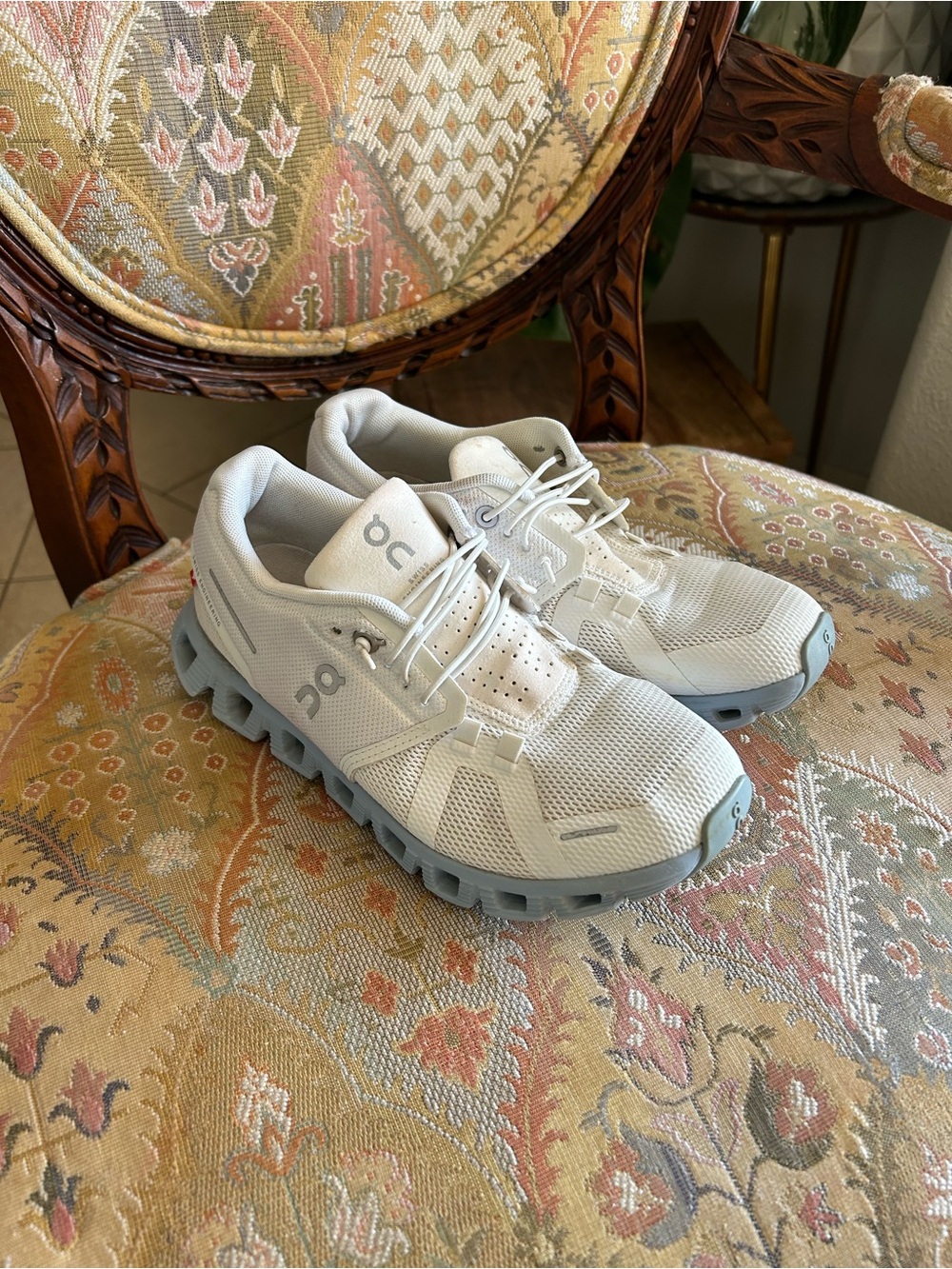 On Running Women's Cloudflow Running Shoes size 6 — White/Light Gray
